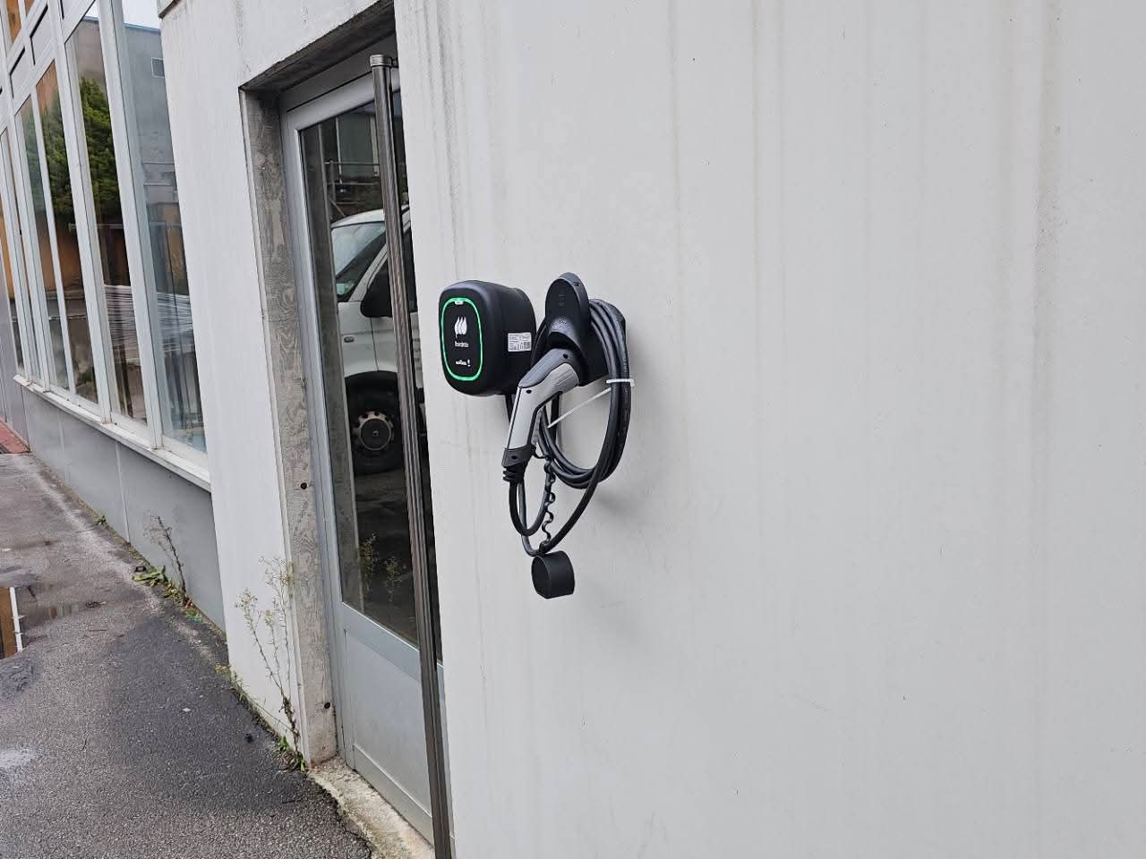 Installation borne de recharge Wallbox professionnel parking Pulsar Max – Haute-Savoie 74