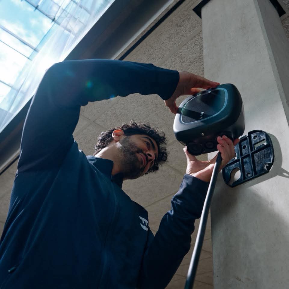 Technicien IRVE installation borne de recharge Wallbox Pulsar Max – Haute-Savoie 74